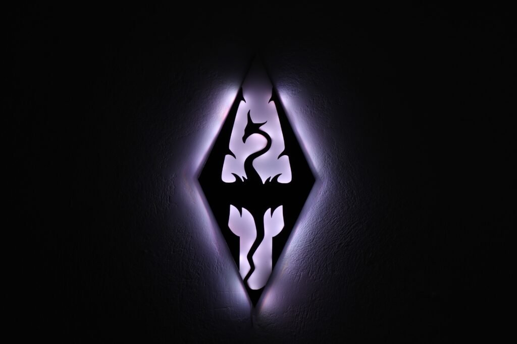 Skyrim LED wall light από μαύρο ξύλο και plexiglass, 60×27 cm, με RGB LED ταινία και remote control στα 12V.