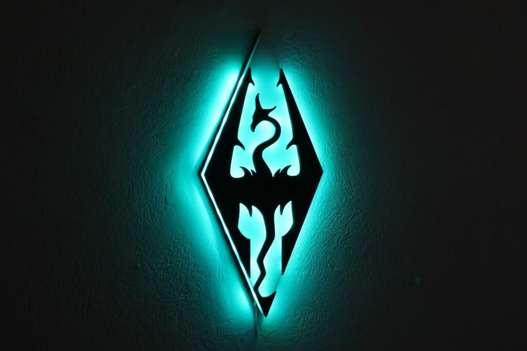 Skyrim LED wall light από μαύρο ξύλο και plexiglass, 60×27 cm, με RGB LED ταινία και remote control στα 12V.